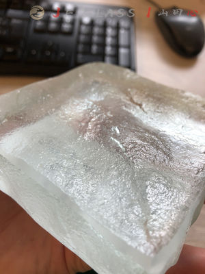 15mmの砂によって切り分けられるガラス