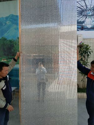 固体構造は半透明な6mmのガラス・ブロックの煉瓦を曇らした