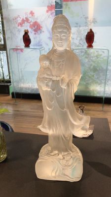 装飾用の従来の切り分ける仏劉李ガラスの芸術