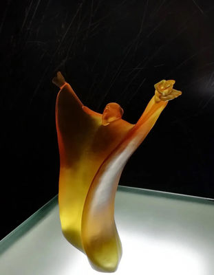 多彩な腰掛けの椅子のカウンタートップは切り分けられたガラスを紙やすりで磨く